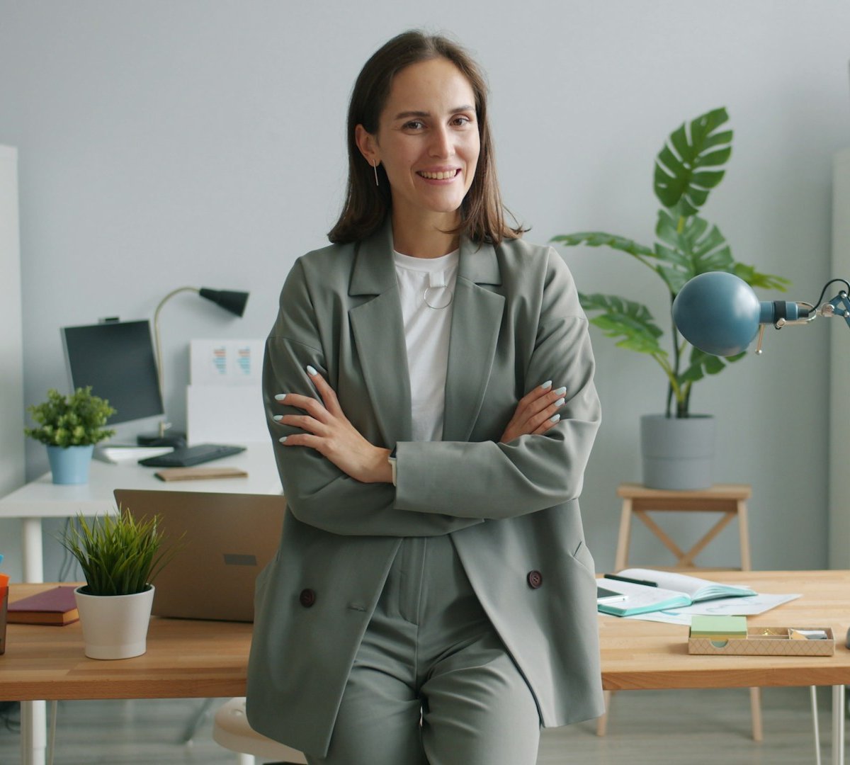 Lächelnde Unternehmerin in ihrem Büro